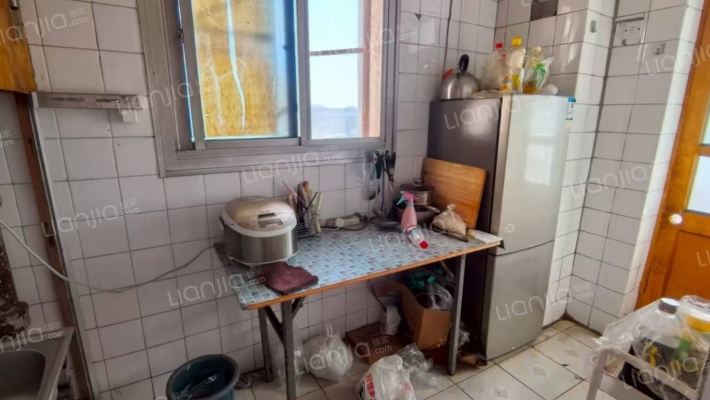 小区位置好  配套齐全  板楼住宅  集中供暖  看房方便-厨房