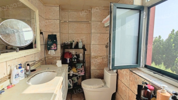 老火车站，建设路，近市场，房本满两年，精装修-卫生间