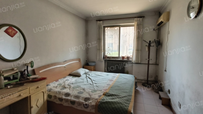 政法街 检察院南北通透大两居 低楼层-卧室A