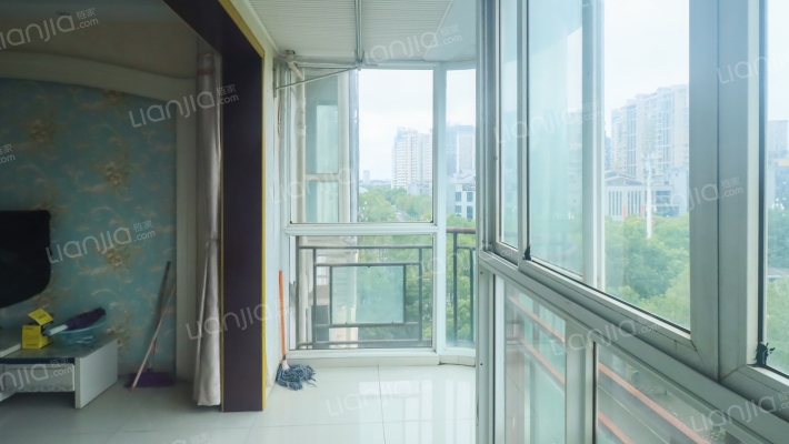 温馨三房 八层新 拎包入住  户型方正  客厅有观景阳台-阳台