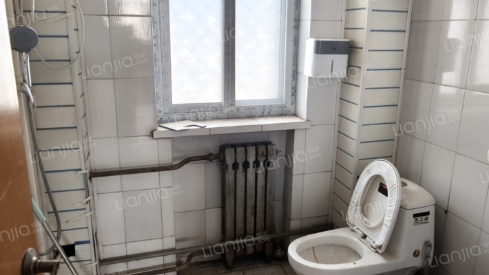 此房为，南北通透采光充足。集中供暖，停车位充足。-卫生间A