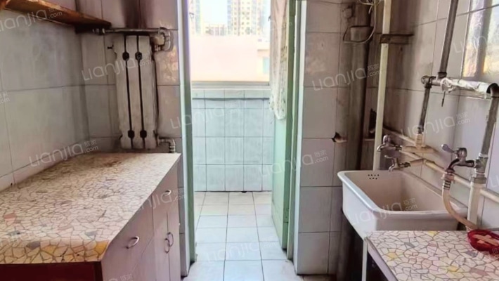 南北通透两居室，双卧朝南，小区安静，绿化好。-厨房