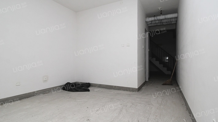 理想湾下叠拼带南北院子和地下室，带车位，位置安静-卧室B