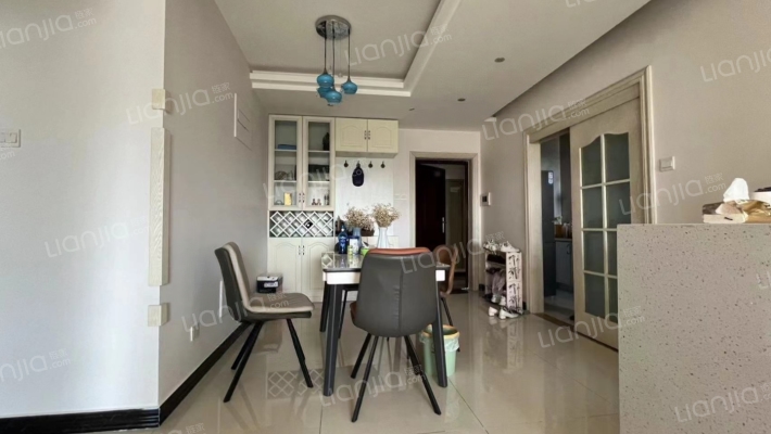 业主诚意出售钻石精装两居，户型朝向俱佳-餐厅