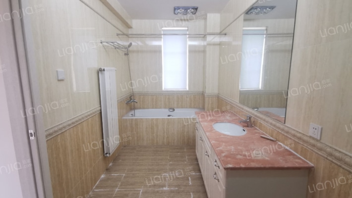 南北通透5居.上下两层.格局好.户型方正.适合1家3代人-卫生间A