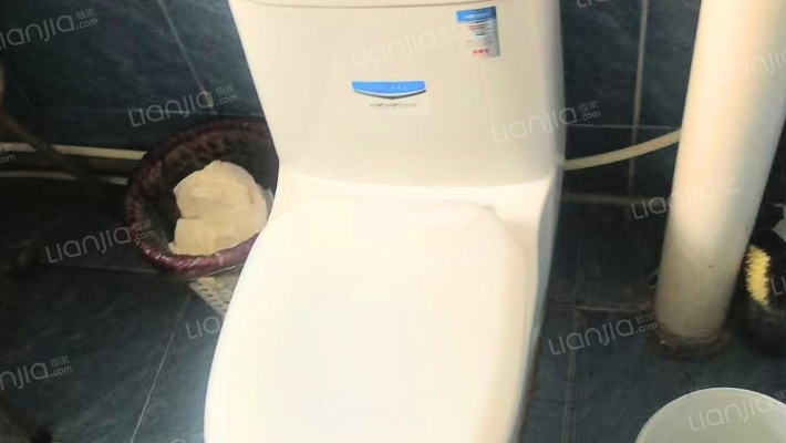 此房本满五年，南北通透，采光充足，地理位置好-卫生间B