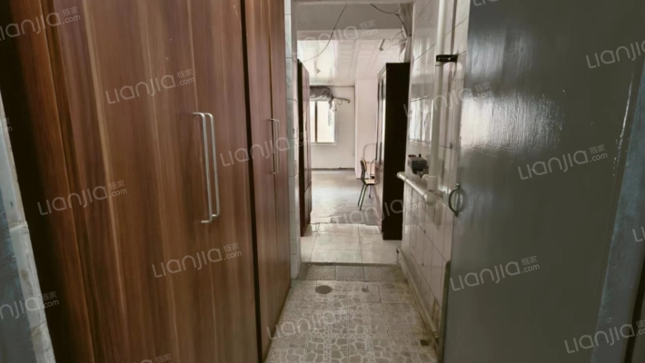 一层带小院 南向正规一居 公摊小，集中供暖。-卫生间