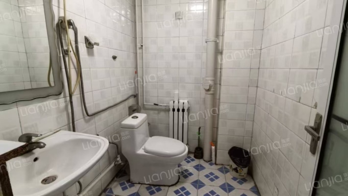 华阳公寓 南北通透大三居户型 带装修-卫生间A