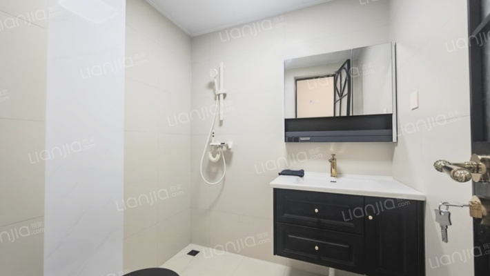 户型方正，电梯房中楼层， 小区环境优美 交通便利-卫生间