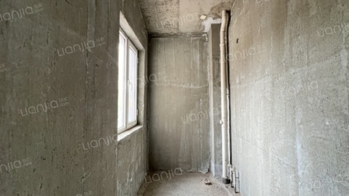 哈弗小镇联排别墅，房本满二带地下室，打造绿色生态社-储物间