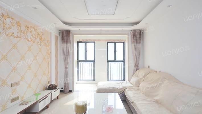 精装修大三室 房子空间大 价格低 居住舒适 采光好-客厅