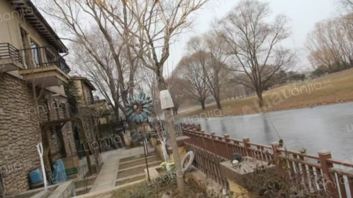 此房带装修，带660平米大院子，交通便利，小区环境好-花园