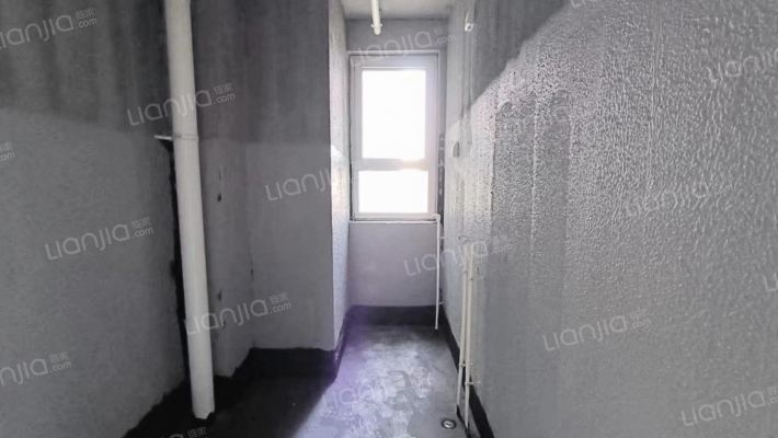 房子是毛坯房，采光视野不错，随意装修-卫生间