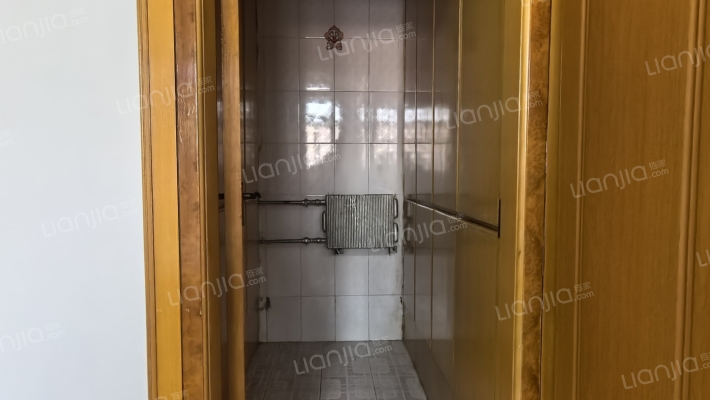 桃园路 火车站西边 南北通透大两居出售-卫生间B