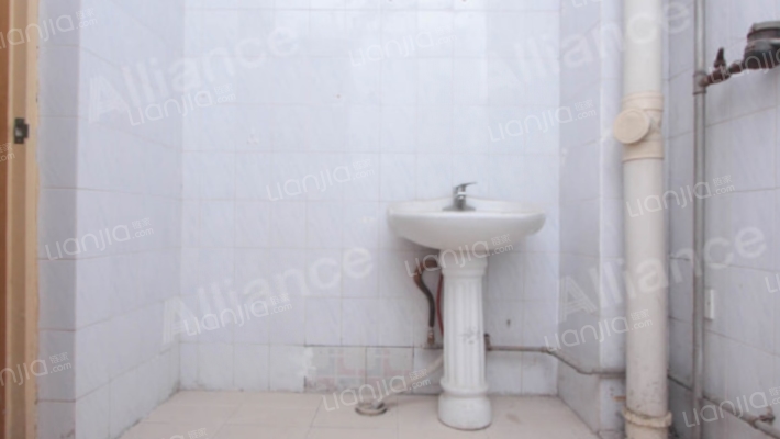 南北通透，中间楼层，采光好，视野开阔-卫生间