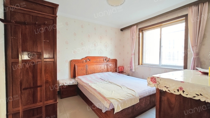 中间楼层采光好，南北通透好户型的精装两居-卧室B