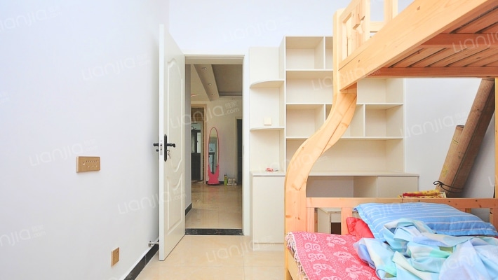 精装修大三室 房子空间大 价格低 居住舒适 采光好-卧室B