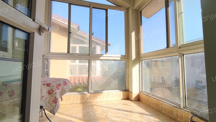 房主出国诚意出售闲置别墅，院子大，带装修拎包入住-阳台