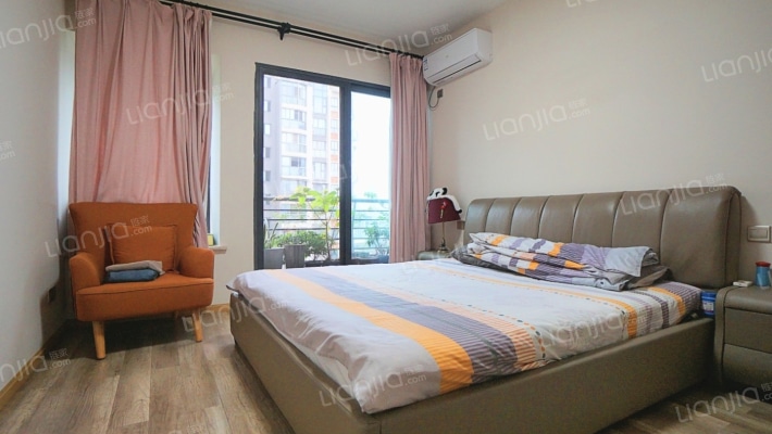 南岸长江之滨B区带车位，精装3房，安装地暖和水暖-卧室C