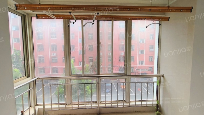 南北通透三居，中间楼层，房本满五，税费低。-阳台