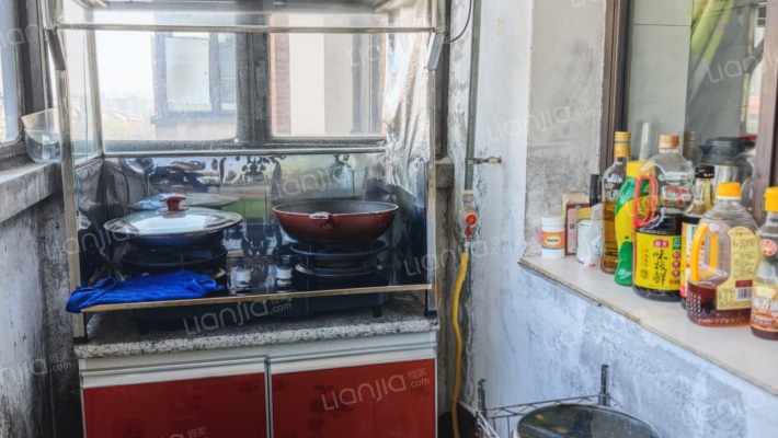 居住环境安静 板楼使用面积大 税费低-厨房