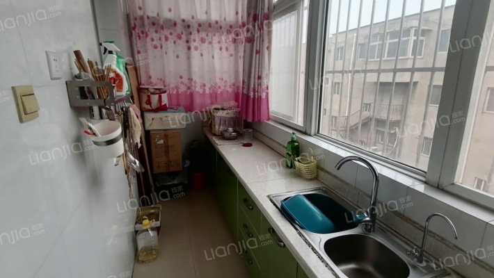 此房有本满五年，房本交易，南北通透格局，-厨房