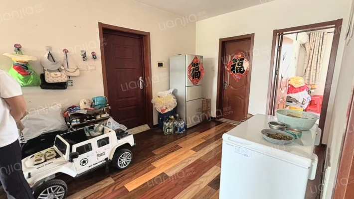 钻石商圈  南北通透大三居  稀有户型  出行购物方便-餐厅