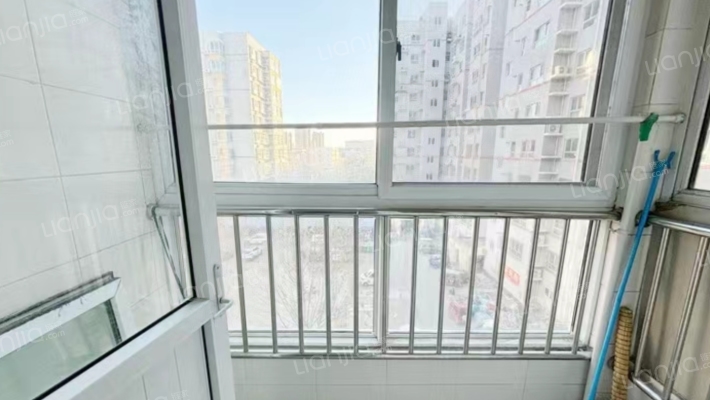 新本包满二的税，看房提前联系，中间楼层，东北户型-阳台