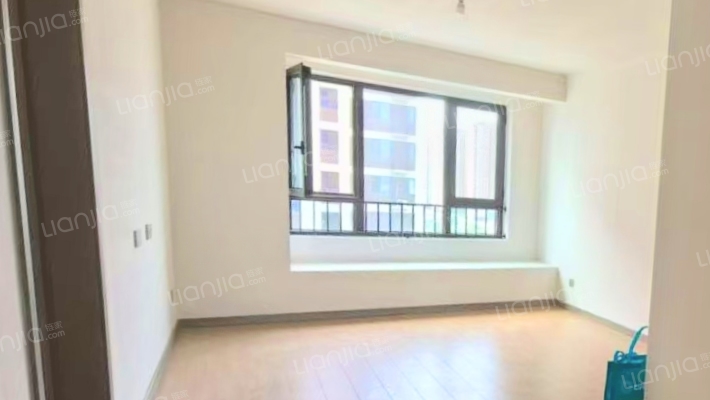 南北通透两居室，离物业方便，离东门近-客厅