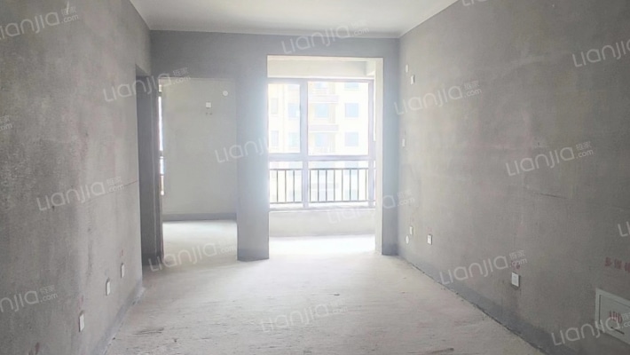 房子，毛坯房，户型方正没有浪费空间，房子集中供暖.-客厅