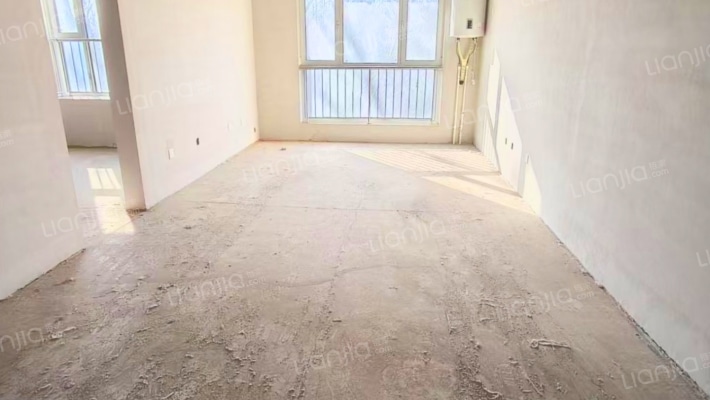 急售三利东区朝南两居，毛坯满二，价格美丽-客厅