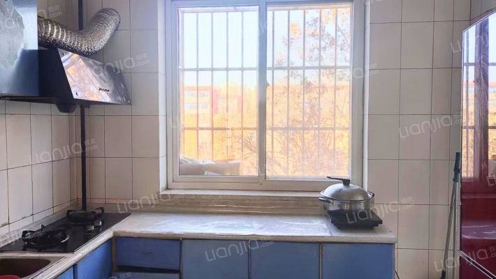 范阳路门口就是838公交，此房满五税费-厨房