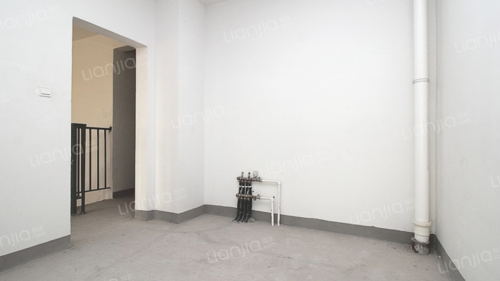 高铁新干线，高层顶层复式，少见的户型，看房方便。-卧室B