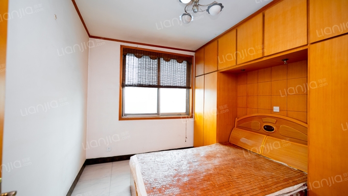此房三室两厅 户型方正 小区环境干净舒适-卧室B