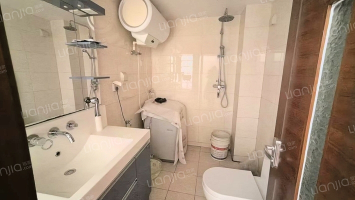 此房有本满五年，房本交易，南北通透格局，社区安静-卫生间