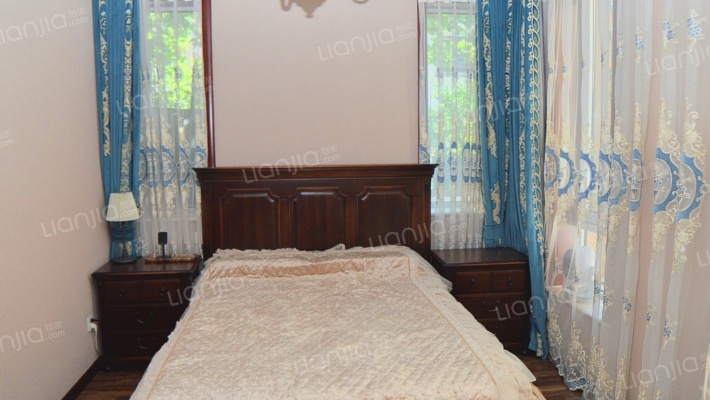 业主急售 爱丁堡 院子120平 南入户 上下三层 房本满2-卧室A