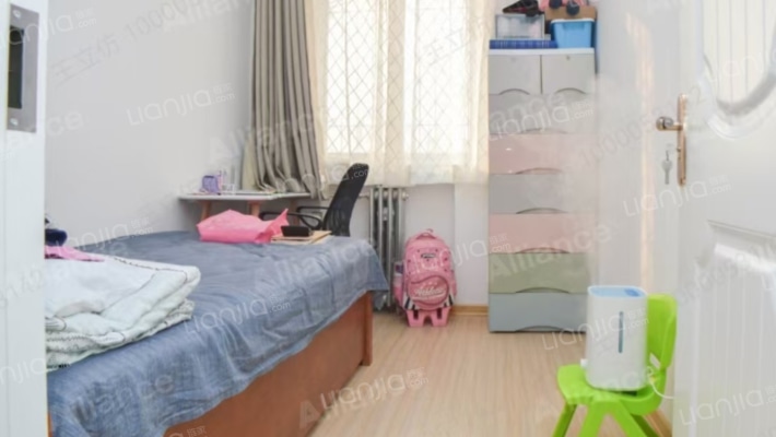 单位房，公摊无。精装修两居，房本满五税费低。-卧室B