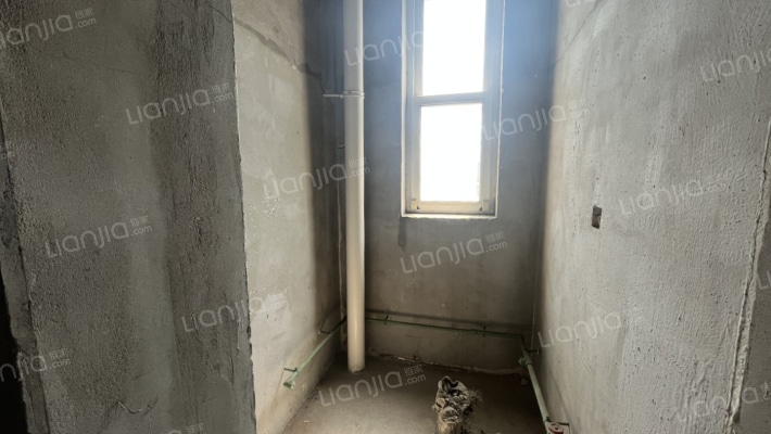 毛坯房，南北通透大三居，三阳开泰，中间楼层-卫生间A