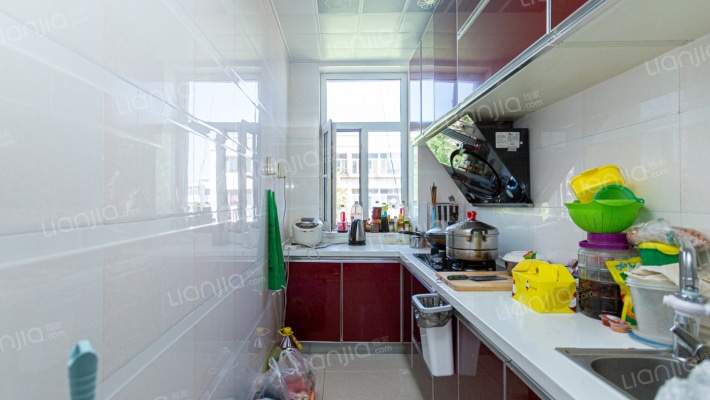2013年五楼  明厅独立三室  卫生间带侧窗-厨房
