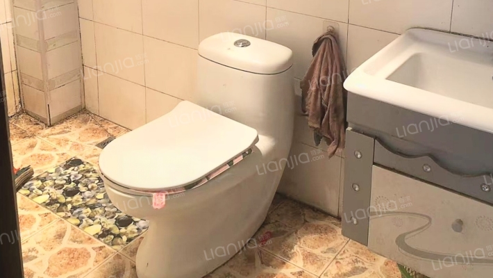 此房满五唯一，带地下室，距离双语1公里-卫生间