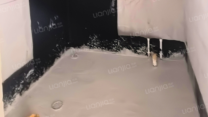 钻石商圈 双卧和客厅朝南三居双卫户型-卫生间B