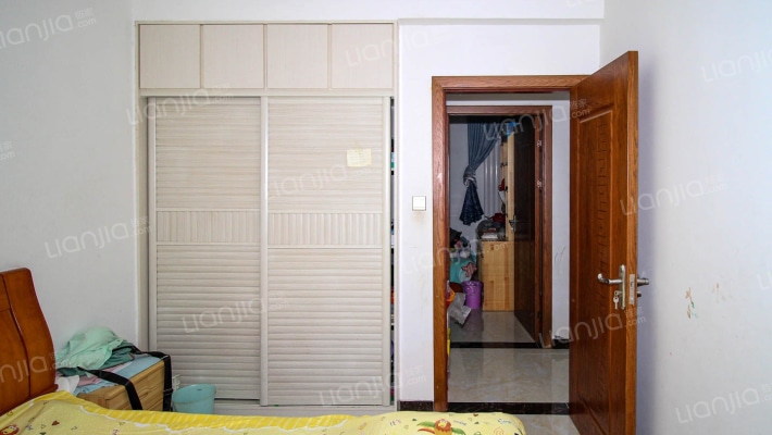 房子简单装修带家具家电三室，有证有暖，随时可以过户-卧室A