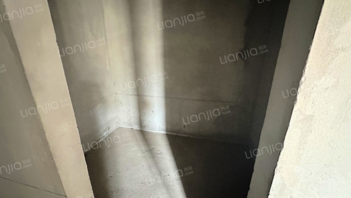 边户联排别墅，诚意出售，房本在手，随时过户.-衣帽间