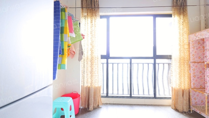 临港三江新区两居室出租，采光好-阳台
