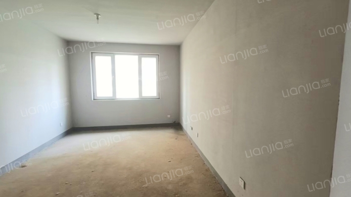 房子是南北通透，正规两居室，低楼层-客厅