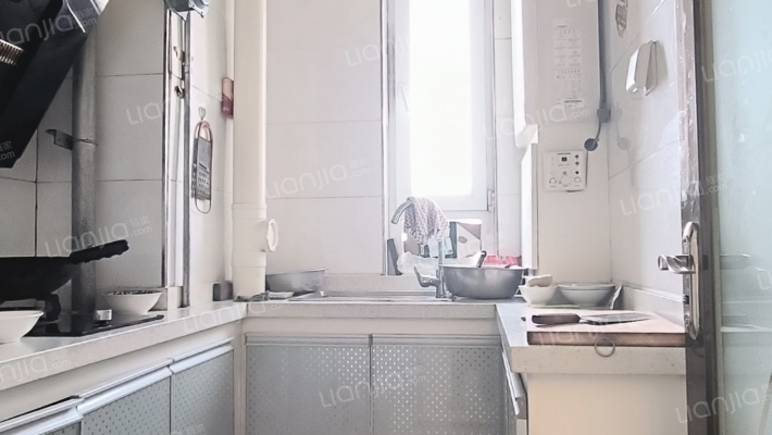 业主诚心出售，广场  旁 1居，到手可收租金。-厨房