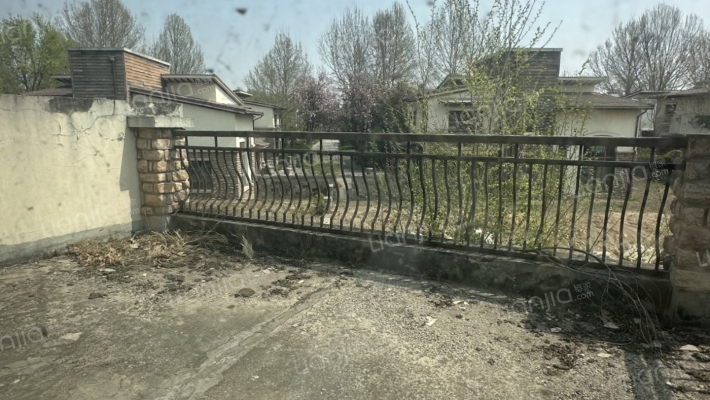 此房为临水系独栋上下二层.格局好.户型方正大院子-露台