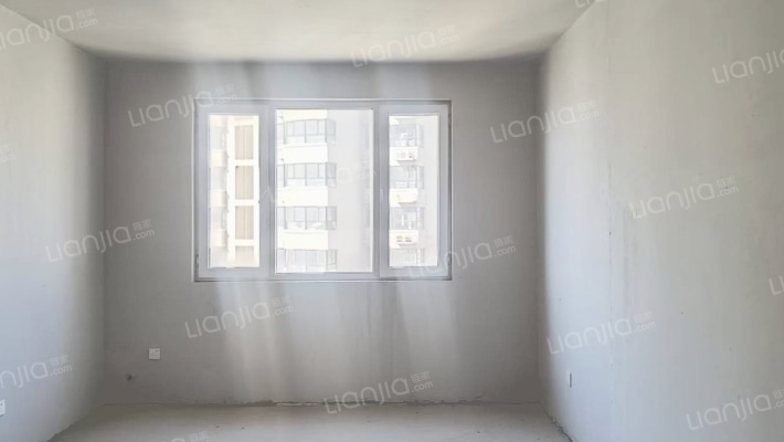 838沿线，70年大产权，房本满五唯一，集体供暖。-客厅