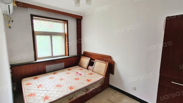 二康旁838车站1路出行方便，生活方便，中间楼层-卧室B