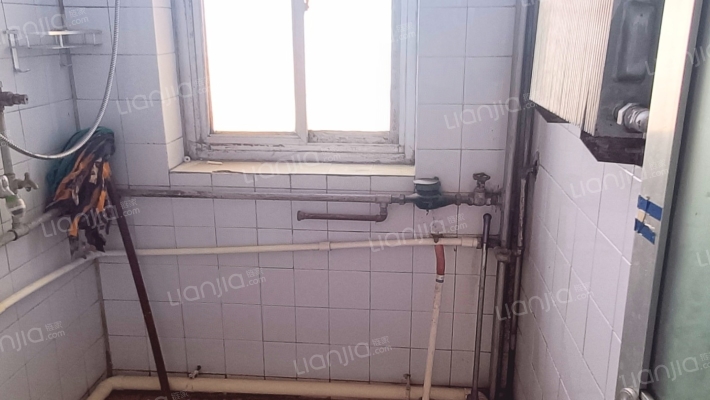 房本满五唯一，三阳开泰户型，低楼层居住舒适-卫生间